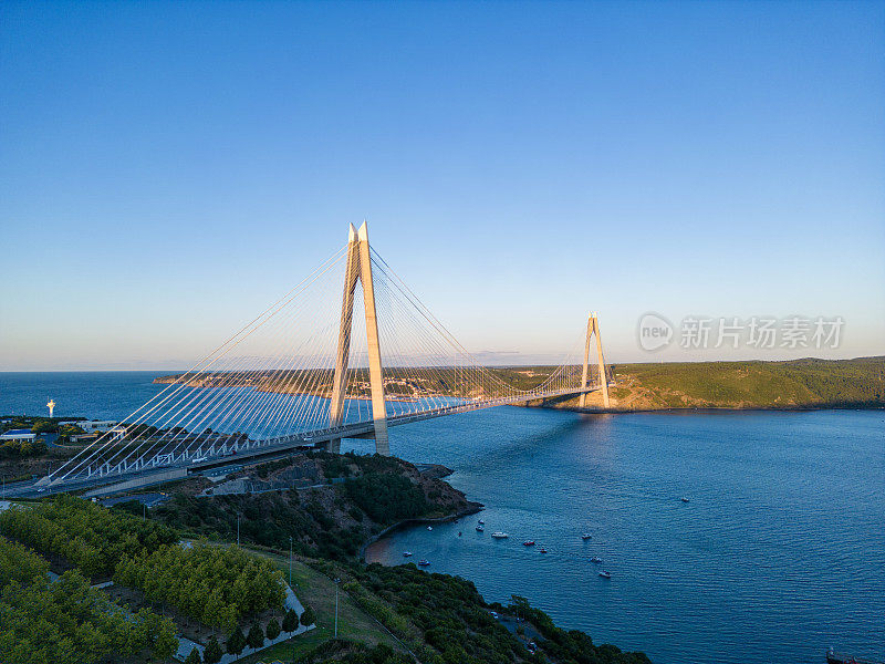 土耳其伊斯坦布尔Yavuz Sultan Selim大桥上的公路鸟瞰图